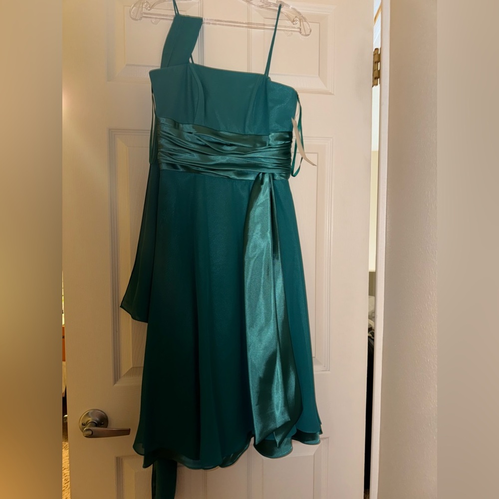 Brand new with tags forest green midi dress size xs, s, l.   Shells included